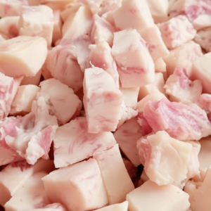 Cubes de Trafokena graisse de zebu blanc-creme texture authentique Madagascar brochettes