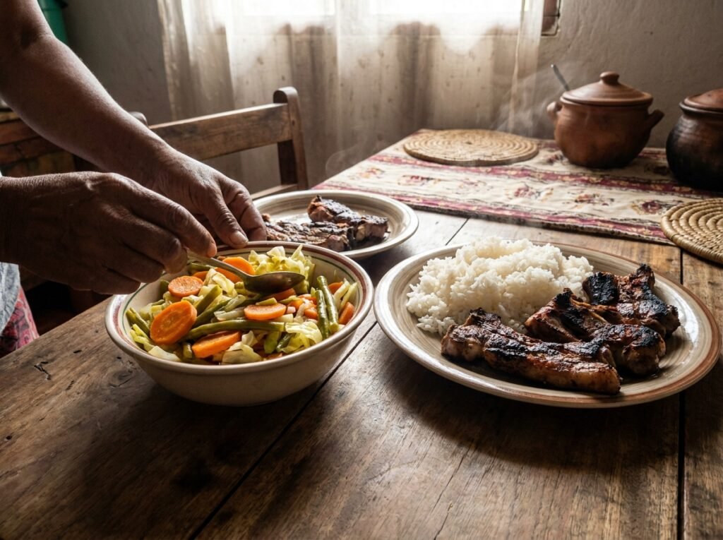 Achards de légumes servis avec du riz et une grillade